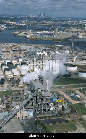 Houston, Texas USA, août 2001 : vue aérienne des usines pétrochimiques et des installations de stockage de produits chimiques le long de la Houston Ship Channel. ©Bob Daemmrich Banque D'Images