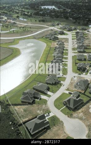 Suburban Houston, Texas USA, 2001: Les propriétés suburbaines dans le nouveau quartier à l'extérieur de Houston disposés autour du réservoir. ©Bob Daemmrich Banque D'Images