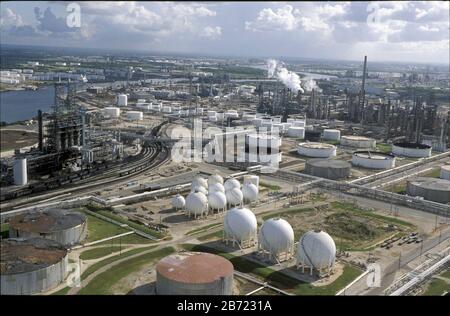 Houston, Texas USA, août 2001 : vue aérienne des usines pétrochimiques et des installations de stockage de produits chimiques le long de la Houston Ship Channel. ©Bob Daemmrich Banque D'Images