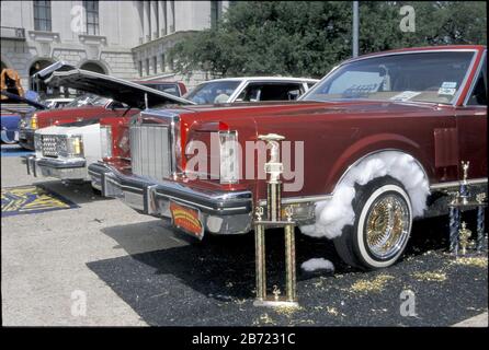 Austin Texas USA, mai 2001 : trophée devant une voiture personnalisée gagnante exposée lors d'un salon de voitures basses dans le cadre d'une célébration du Cinco de Mayo sur le campus de l'Université du Texas. ©Bob Daemmrich Banque D'Images
