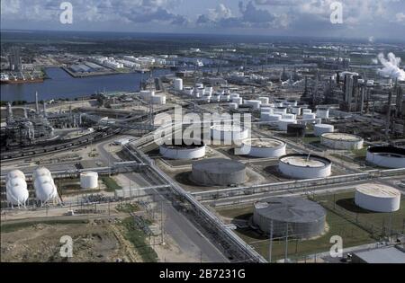 Houston, Texas USA, août 2001 : vue aérienne des usines pétrochimiques et des installations de stockage de produits chimiques le long de la Houston Ship Channel. ©Bob Daemmrich Banque D'Images