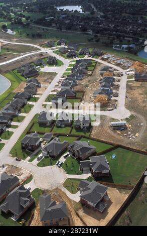 Banlieue de Houston, Texas, août 2001 : vue aérienne des demeures suburbaines récemment construites et en construction dans le nouveau quartier à l'extérieur de Houston. ©Bob Daemmrich Banque D'Images