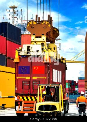 Manutention de la grue à conteneurs chargement de la boîte à conteneurs dans le camion dans la zone logistique d'exportation d'importation Banque D'Images