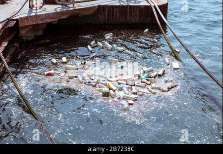 bouteilles en plastique, sacs, déchets flottants dans l'eau. Concept de pollution de l'eau de mer. Crise de la pollution plastique Banque D'Images