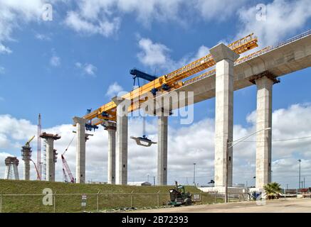 Nouvelle construction du pont Harbour, traverse le canal du navire Corpus Christi qui dessert le port de Corpus Christi, un canal de câble À Six voies. Banque D'Images