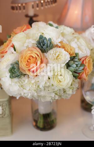 Roses orange et blanches, bouquet de fleurs de mariage d'hortensias et de cactus sur une chaise Banque D'Images