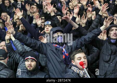 Glasgow, Royaume-Uni. 12 mars 2020. Rangers FC a joué Bayer Leverkusen dans la ronde de 16 -1ère étape du stade de Ranger, Ibrox, Glasgow. Dans la ligue "Europa" de l'UEFA.Selon Steven Gerrard, responsable de Ranger, ce jeu constitue un grand défi, mais il est espéré que son équipe puisse s'appuyer sur des performances précédentes. Les partisans des Rangers portent un masque facial. Crédit: Findlay/Alay Live News Banque D'Images