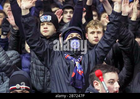 Glasgow, Royaume-Uni. 12 mars 2020. Rangers FC a joué Bayer Leverkusen dans la ronde de 16 -1ère étape du stade de Ranger, Ibrox, Glasgow. Dans la ligue "Europa" de l'UEFA.Selon Steven Gerrard, responsable de Ranger, ce jeu constitue un grand défi, mais il est espéré que son équipe puisse s'appuyer sur des performances précédentes. Les partisans des Rangers portent un masque facial. Crédit: Findlay/Alay Live News Banque D'Images