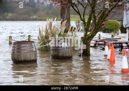 Inondations causées par la tempête Ciara au lac windermere à Ambleside, Lake District, Royaume-Uni avec le jardin de bière WaterEdge Hotel sous l'eau. Banque D'Images