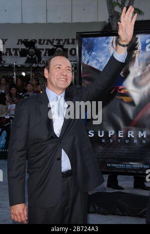 Kevin Spacey envoie des vagues aux fans de la première mondiale de « Superman Returns » qui se tient au Mann Village Theatre de Westwood, Californie. L'événement a eu lieu le mercredi 21 juin 2006. Photo par: SBM / PictureLux - Tous droits réservés - référence de dossier # 33984-4039SBMPLX Banque D'Images