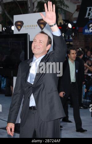 Kevin Spacey envoie des vagues aux fans de la première mondiale de « Superman Returns » qui se tient au Mann Village Theatre de Westwood, Californie. L'événement a eu lieu le mercredi 21 juin 2006. Photo par: SBM / PictureLux - Tous droits réservés - référence de dossier # 33984-4038SBMPLX Banque D'Images