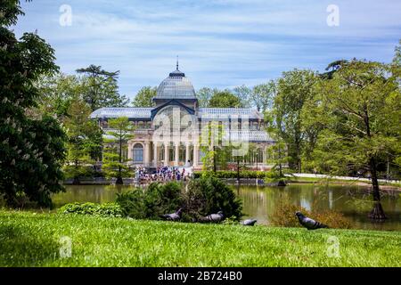 Madrid, ESPAGNE - MAI 2018 : vue sur le beau Palacio de Cristal une véranda située dans le parc El Retiro construit en 1887 à Madrid Banque D'Images