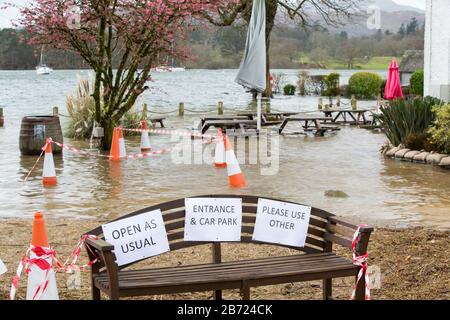 Inondations causées par la tempête Ciara au lac windermere à Ambleside, Lake District, Royaume-Uni avec le jardin de bière WaterEdge Hotel sous l'eau. Banque D'Images