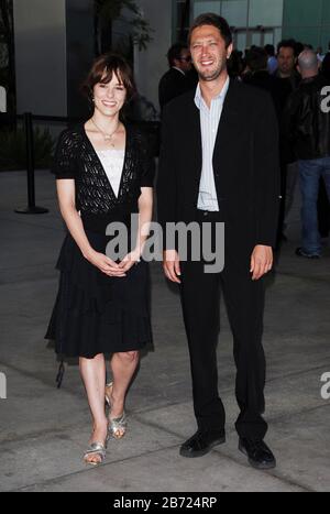 Parker Posey et Ebon Moss-Bachrach à la première mondiale de "The Lake House" tenue au Pacific Cinerama Dome à Hollywood, Californie. L'événement a eu lieu le mardi 13 juin 2006. Photo par: SBM / PictureLux - Tous droits réservés - référence de dossier # 33984-3901SBMPLX Banque D'Images