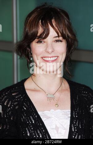 Parker Posey à la première mondiale de « The Lake House », tenue au Pacific Cinerama Dome à Hollywood, Californie. L'événement a eu lieu le mardi 13 juin 2006. Photo par: SBM / PictureLux - Tous droits réservés - référence de dossier # 33984-3893SBMPLX Banque D'Images