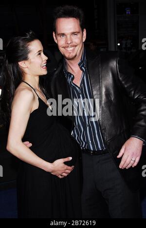 Kevin Dillon et Jane Stuart à la première de Los Angeles de 'Poseidon' qui s'est tenue au théâtre chinois de Grauman à Hollywood, Californie. L'événement a eu lieu le mercredi 10 mai 2006. Photo par: SBM / PictureLux - Tous droits réservés - référence de dossier # 33984-3386SBMPLX Banque D'Images