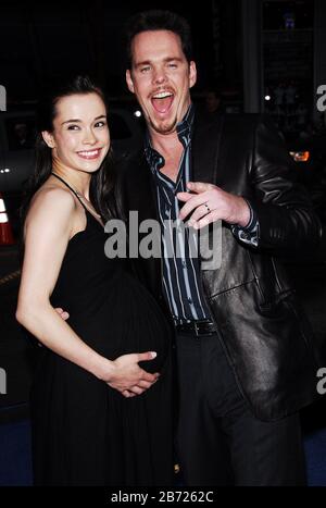 Kevin Dillon et Jane Stuart à la première de Los Angeles de 'Poseidon' qui s'est tenue au théâtre chinois de Grauman à Hollywood, Californie. L'événement a eu lieu le mercredi 10 mai 2006. Photo par: SBM / PictureLux - Tous droits réservés - référence de dossier # 33984-3385SBMPLX Banque D'Images