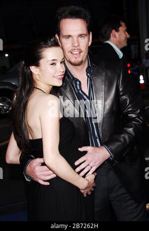 Kevin Dillon et Jane Stuart à la première de Los Angeles de 'Poseidon' qui s'est tenue au théâtre chinois de Grauman à Hollywood, Californie. L'événement a eu lieu le mercredi 10 mai 2006. Photo par: SBM / PictureLux - Tous droits réservés - référence de dossier # 33984-3384SBMPLX Banque D'Images