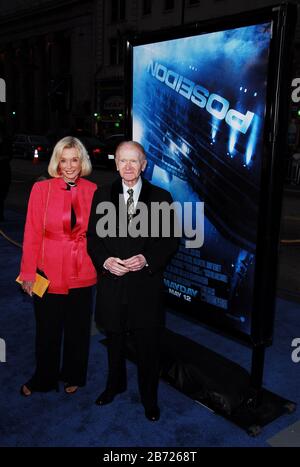 Red Buttons et Jane Wooster Scott à la première de Los Angeles de 'Poseidon' tenue au théâtre chinois de Grauman à Hollywood, Californie. L'événement a eu lieu le mercredi 10 mai 2006. Photo par: SBM / PictureLux - Tous droits réservés - référence de fichier # 33984-3280SBMPLX Banque D'Images