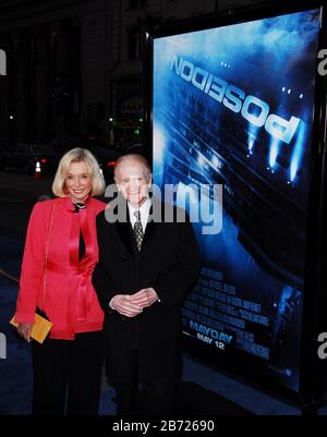 Red Buttons et Jane Wooster Scott à la première de Los Angeles de 'Poseidon' tenue au théâtre chinois de Grauman à Hollywood, Californie. L'événement a eu lieu le mercredi 10 mai 2006. Photo par: SBM / PictureLux - Tous droits réservés - référence de dossier # 33984-3279SBMPLX Banque D'Images