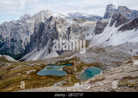 De petits lacs hauts dans les Dolomites entourés de pics spectaculaires et irréguliers. Italie Banque D'Images