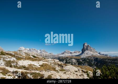 Vue sur Trois cheminées du plateau de Monte Piana. Horizon est bas dans l'image pour incorporer beaucoup de ciel bleu pour le texte. Banque D'Images