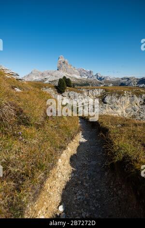 Le sentier de Well-trodden sur le sommet du plateau de Monte Piana offre une vue imprenable sur Les Trois cheminées des Dolomites italiens Banque D'Images