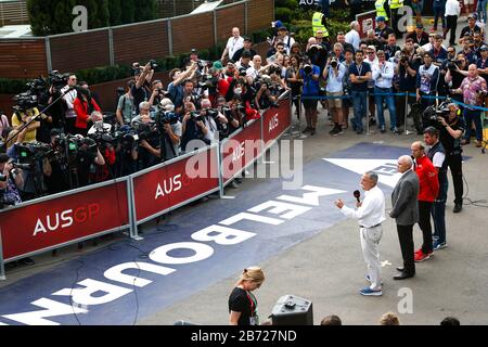 Melbourne, Australie. 13 mars 2020. Motorsports: FIA Formula One World Championship 2020, Grand Prix d'Australie, Michael Masi (AUS, FIA Race Director), Andrew Westacott, Paul Little et Chase Carey (USA, CEO de Formula One Group) lors d'une conférence de presse en raison de l'annulation du Grand Prix d'Australie 2020 | usage mondial crédit: DPA/Alay Live News Banque D'Images