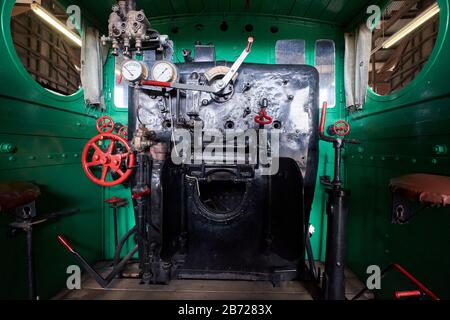 Le contrôle de la chaudière d'une locomotive noire à vapeur de 24 heures au musée du chemin de fer de Roundhouse. À Junee, Nouvelle-Galles Du Sud, Australie. Banque D'Images