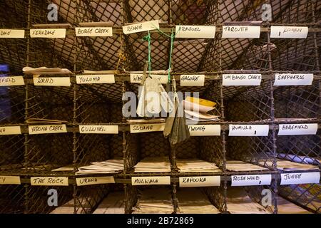 Zone de tri intérieure pour les lettres, les paquets d'une voiture ferroviaire Mail Van au Musée du chemin de fer Roundhouse. À Junee, Nouvelle-Galles Du Sud, Australie. Banque D'Images