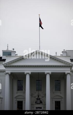 Washington, DC, États-Unis. 11 mars 2020. La photo prise le 11 mars 2020 montre la Maison Blanche à Washington, DC, aux États-Unis. Plusieurs monuments à Washington, DC, dont la Maison Blanche, ferment le public sur une épidémie de COVID-19 en cours dans la nation. Crédit: Ting Shen/Xinhua/Alay Live News Banque D'Images