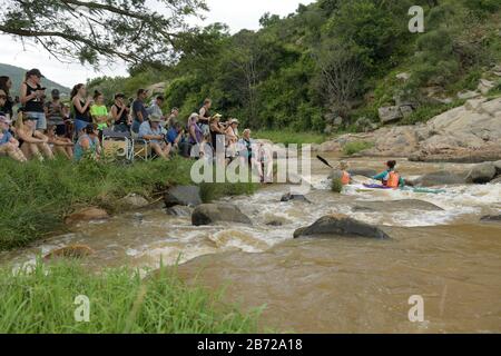 Durban, Afrique du Sud, événements, groupe de personnes qui regardent la compétition de canoë, Marathon de canoë Duzi 2020, Mission Rapids, sport, canoë, kayak Banque D'Images