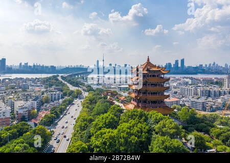 La tour de grue jaune, située sur la colline du serpent à Wuhan, est l'une des trois célèbres tours au sud de la rivière yangtze, en Chine. Banque D'Images