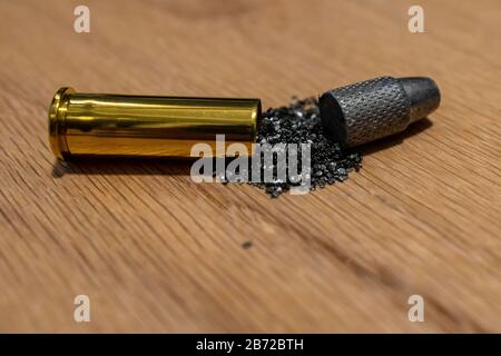 Photo macro de munitions de pistolet qui a été démontée dans les principaux composants Banque D'Images