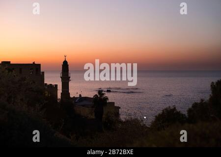 Mosquée Al-Bahr et minaret dans la vieille ville de Jaffa, surplombant la côte méditerranéenne de la mer au coucher du soleil Banque D'Images