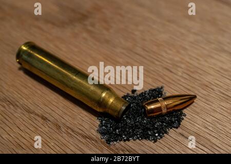 Photo macro de munitions de fusil qui a été démonté dans les principaux composants Banque D'Images