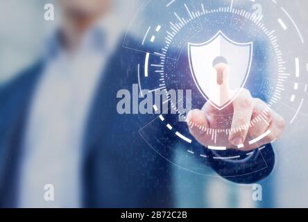 Cybersécurité des systèmes de réseau numérique avec un ingénieur de sécurité informatique en touchant l'icône Shield. Technologie de l'information protégée par un pare-feu, sécurisée Banque D'Images