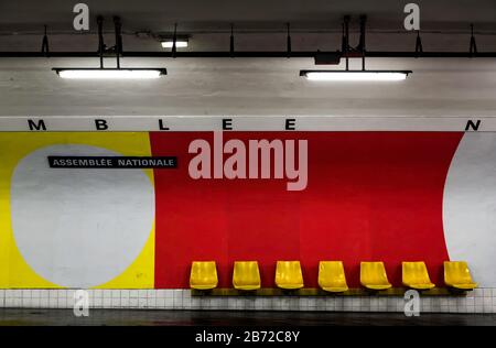 Sièges et plateforme vides à la station de métro ASSEMBÉ-nationale, rive gauche, Paris, France, Europe, couleur Banque D'Images