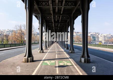 Piste cyclable et piétonne sous Pont de Bir-Hakeim (Pont de Passy), rive gauche, Paris, France, couleur Banque D'Images