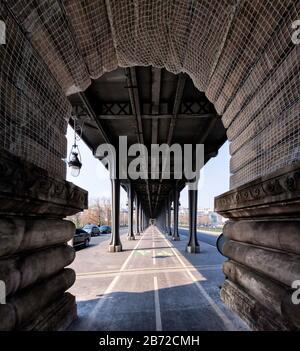 Chemin d'accès et vélo / piéton sous Pont de Bir-Hakeim (Pont de Passy), rive gauche, Paris, France, couleur Banque D'Images