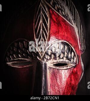 Vue rapprochée des yeux, des joues et du front d'un masque rituel Tikar mâle rouge du nord-ouest du Cameroun, Afrique centrale, couleur Banque D'Images