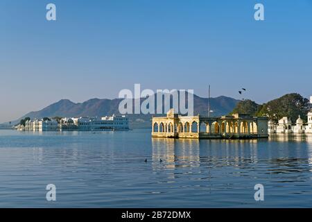 Mohan Mandir Et Lake Palace Lac Pichola Udaipur Rajasthan Inde Banque D'Images