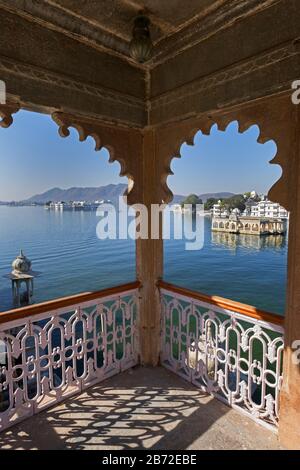 Vue Sur Le Lac Pichola Et Le Lac Palace Udaipur Rajasthan Inde Banque D'Images