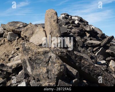 Tas massif de roubles, débris de démolition de route, rochers de béton et d'asphalte, morceaux de roubles de chaussée, vue rapprochée moyenne Banque D'Images