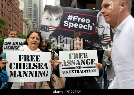 New York City, New York, USA. 30 mai, 2019. Des activistes de la liberté d'expression un trottoir manifestation silencieuse devant l'ambassade britannique et suédoise à Manhattan, le 30 mai, 2019, l'appel aux passants d'exprimer l'appui au libre" de Wikileaks Julian Assange et ancien analyste du renseignement de l'armée américaine Chelsea Manning d'être mise en liberté. Credit : Ronald G. Lopez/ZUMA/Alamy Fil Live News Banque D'Images