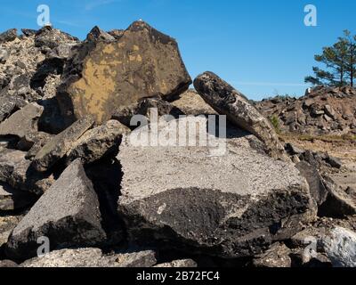 Deux montagnes de débris de chaussées, de béton et d'asphalte, de sections de chaussées de type bloc et de débris de chaussées en premier plan Banque D'Images