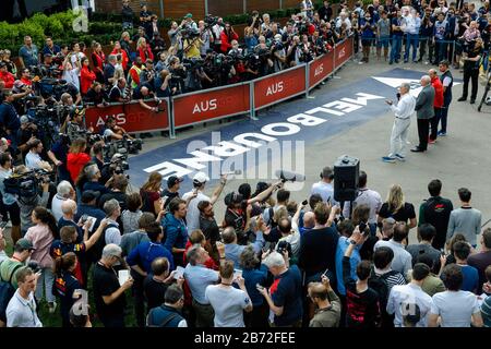 Andrew Westacott, Chase Carey, Paul Little et Michael Masi lors d'une conférence de presse annonçant la fermeture du Grand Prix australien de Formule 1 en raison de la couronne Banque D'Images