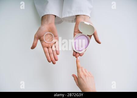 Femme gynécologue Consulting sur le diaphragme la contraception et méthode de contraception Banque D'Images