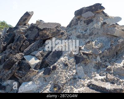 Montagne de la route Ruble, débris de démolition, énormes blocs de chaussée de béton et pavé d'asphalte tarmac, haut de tas énormes Banque D'Images