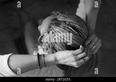 Jeune femme dans des readlocks. Tresser les tresses. Photo en noir et blanc Banque D'Images